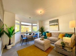 2 Min Walk to the Best Beach! Stunning Newly Refurbished Stylish 2 Bedroom Apartment! - Great Location - FREE Parking - Fast WiFi - Smart TV - sleeps up to 4! Close to Bournemouth & Poole Town Centre 